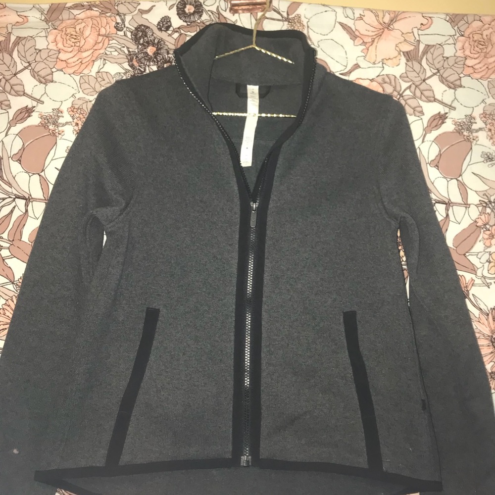 Lululemon never been worn light jacket 🌟